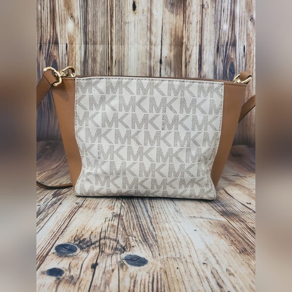 MICHAEL KORS  Hamilton Traveler Medium Top Zip Messenger Bag - Picture 3 of 14